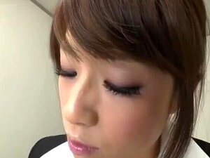 Japanische Anwältin gibt einem Gefangenen einen Strumpfhosen-Fußjob