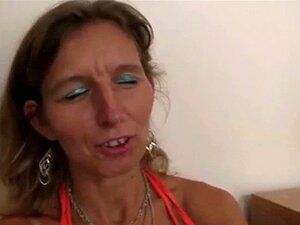 Alte Dame in Netzstrümpfen schluckt zwei Schwänze. Alte Dame in