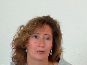 Mogen slampa i strumpor använder stor dildo del 3