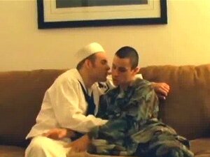 Twinks XXX Sterling drar av sig tröjan och visar upp sin