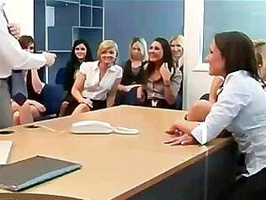 Bürotyp wird gezwungen, sich vor einer Menge CFNM-Babes auszuziehen