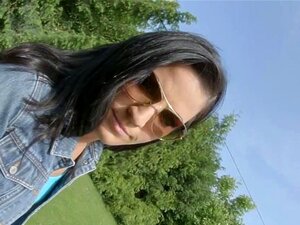 Alles innere dunkelhaarige Babe zeigt ihre spermagefüllte Muschi