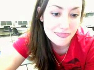 Ragazza universitaria bollente al college si masturba in cam