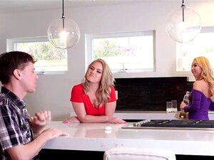 Blonde Stiefmutter Aaliyiah Love lutscht ihren Stiefsohn ab. Aaliyahs