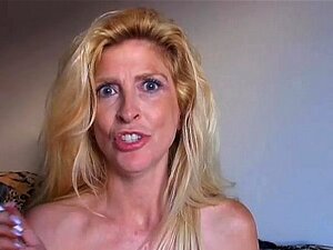 Super sexy alte Spunkerin raucht und spielt mit ihrer saftigen Muschi