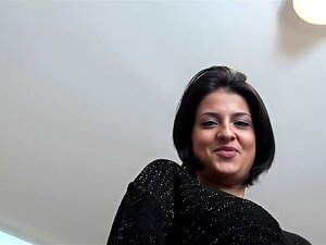 Brünette Schönheit beugt sich vor, um POV zu dominieren