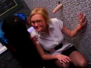 Cfnm-Babes lutschen einen Glory Hole Schwanz ab