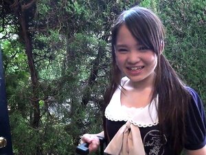 Schulmädchen fickt sich selbst mit einem Sextoy und deepthroated sich