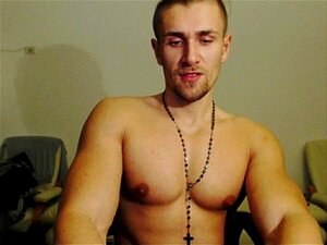 Мишићави фрајер голи кретен и поза