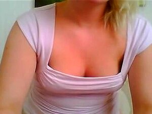 Meine mollige blonde Freundin zieht sich aus und ist ziemlich bereit,
