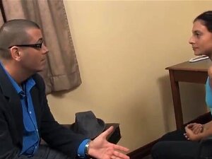 Hete oudere kerel neukt een Franse brunette engel anaal, sexy schatje