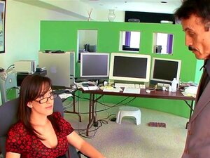 Nymphomane Sekretärin im Büro durchgepflügt