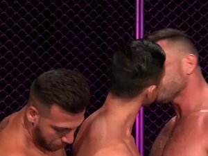 Gay gostoso chupa um pau grande