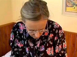 Extreme behaarte Mama braucht tiefen Analsex