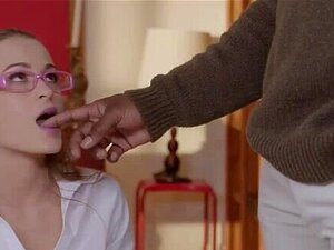 BABES - Unschuldige Schulmädchen Kaci Lynnget wird von einem BBC