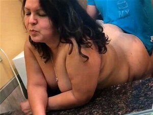 Schau, wie ich diesen jungen Mann vor dem Spiegel ficke