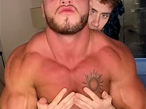 Bodybuilder John Bronco angebetet und abgesaugt