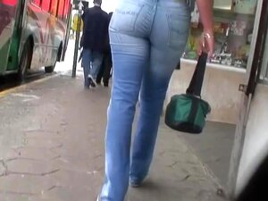 Upskirt-video kiehtovasta kävelevästä mimmistä farkuissa,