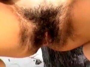 Schoolmeisje heeft een harige kut die heel,