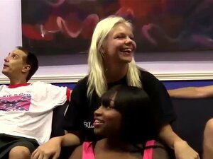 Nikki Ford bekommt ein Buffet mit weißem Schwanz