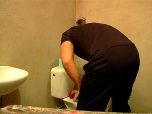 Dirty Spank Video: 05a, eine schmutzige rothaarige Schlampe rauchte