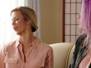 Milf-lesbo sormettaa isorintaisia mimmejä pilluun. Milf-lesbo