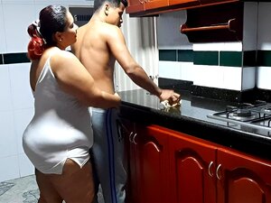 Ik neuk het heerlijke kutje van de hoer van mijn stiefmoeder