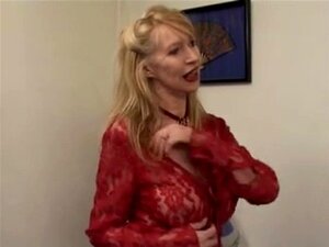 Eine Mauer schlägt einen jungen Mann