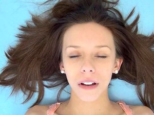 Rödhårig tjej gnider stora läppar och fitta