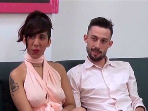 Süßes Paar hat ihre erste Austauscherfahrung. Ada und Ivan, erst 18,