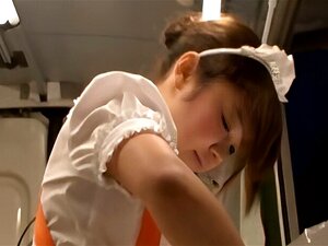Asiatische Kellnerin kommt zum Orgasmus, während sie bedient
