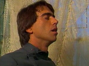 Typ bohrt heiße, busty Blondine und Retro-Brünette im Haus