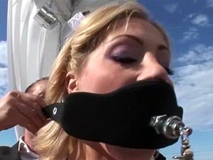 Vittoria Risi wird dominiert und anal gefickt. Atemberaubend,