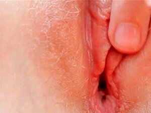 Primo piano con una biondina bambola del sesso che si strofina la figa