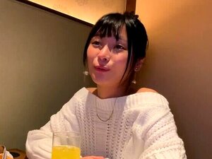 Flirt Gonzo SEX mit einer schönen Frau mit kleinen Brüsten. Fellatio