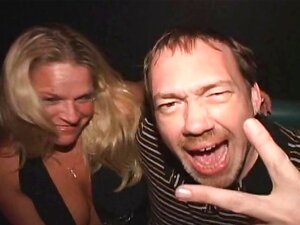 Blonde Geburtstagsschlampe bei der öffentlichen Pornotheater-Sexfeier
