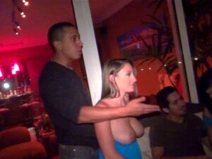 Heiße Reality-Babes zeigen ihre Titten und ihren Arsch. Heiße