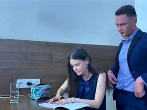 Perfekte süße Stiefschwester hat mich beim Pornoschauen erwischt und