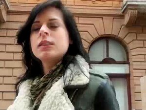 Die schöne Daniella wird aufgegabelt und ihr saftiges Loch wird