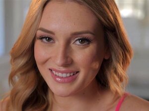 Gut aussehende schlanke Babe Charlotte Sins hat Spaß im Solo-Modus