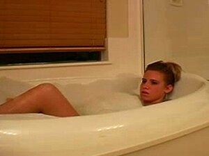 Sexy ragazza bionda sorpresa a giocare con se stessa nella vasca da