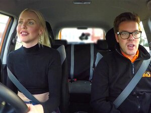 Geile Blondine im Fake-Auto hält an und lutscht ihrem Lehrer einen