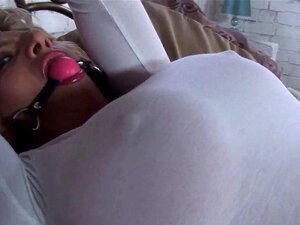 Ontrouwe Britse volwassen dame sonia displays haar enorme tieten. Vol