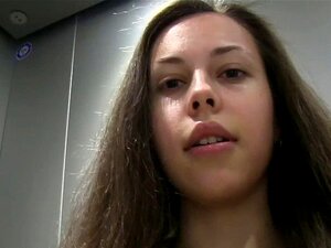 Upea brunette panee pov:ta julkisesti. Upea eurooppalainen brunette