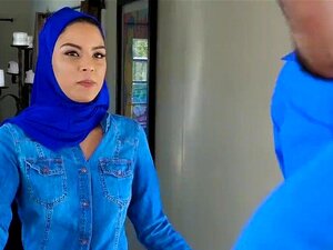 ExxxtraSmall - Religiöses muslimisches Mädchen wird doppelt