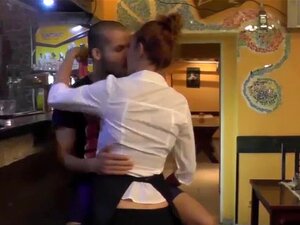 Sexy Kellnerin fickt hart mit geilen Kunden