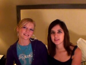 Zwei heiße Mädels verlieren beim Strip Poker