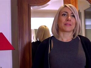 Julie wird auf der Toilette von einem großen schwarzen Schwanz in den