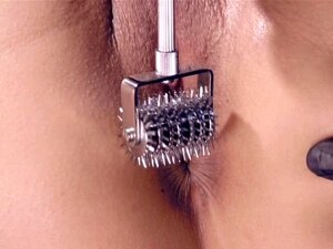 Aziatische schat krijgt een spur kwelling bondage. Met kont in shorts