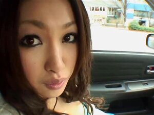Schlampige sexy asiatische Schlampe lutscht einen Schwanz im Auto